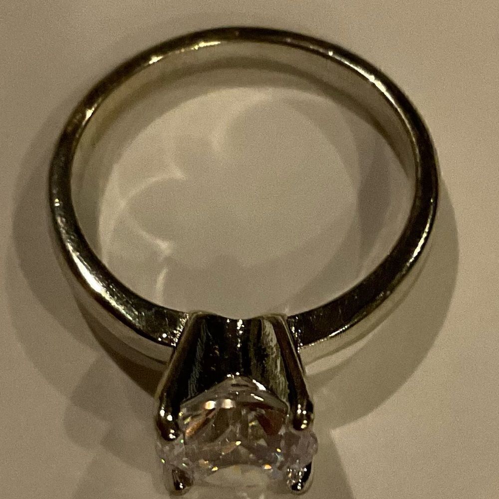 Beautiful Silver Solitaire Ring - Picture 5 of 6